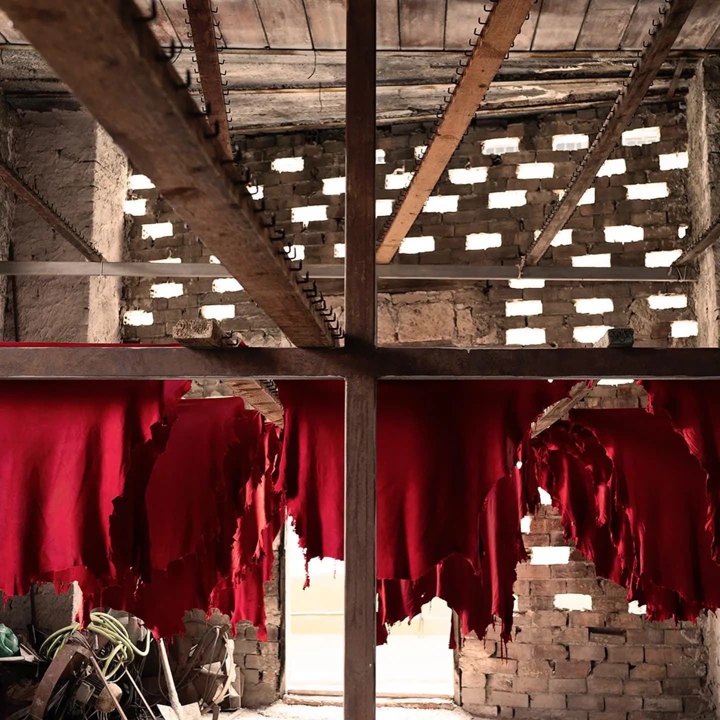 Töödeldud nahk kuivatusruumis